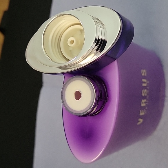 VERSUS Delicate Body Lotion 6.7 FL oz - Picture 14 of 14